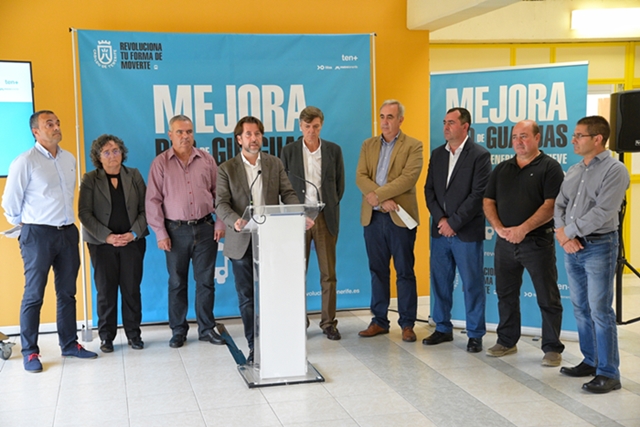 Autoridades insulares y locales presentan la iniciativa en la estación de Adeje. 