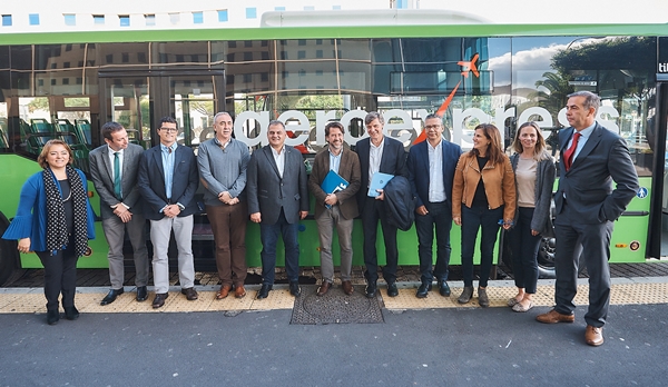 Autoridades delante de una de las guaguas que conectará con los aeropuertos. 