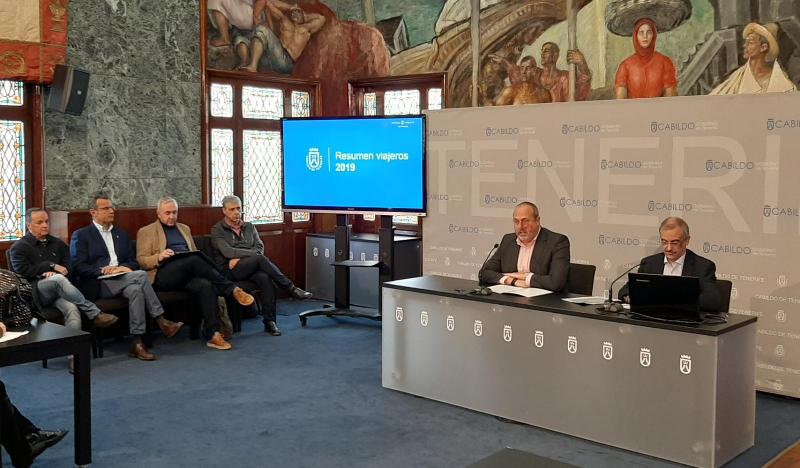 Autoridades el Cabildo de Tenerife y de los operadores de transporte público colectivo en la rueda de prensa.
