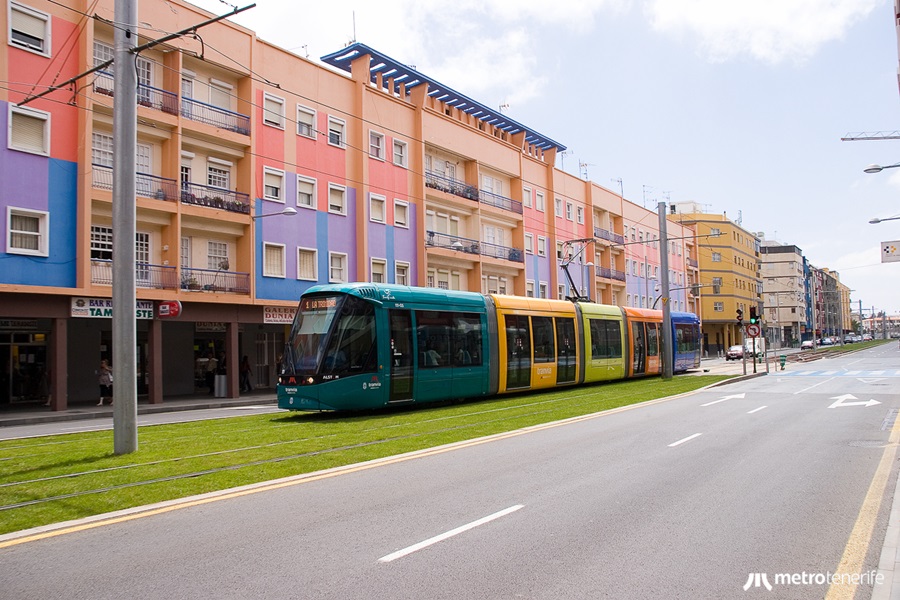 Tranvía en circulación por la avenida de La Trinidad, La Laguna.