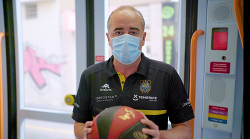 Entrenador del Iberostar Tenerife en el tranvía. 