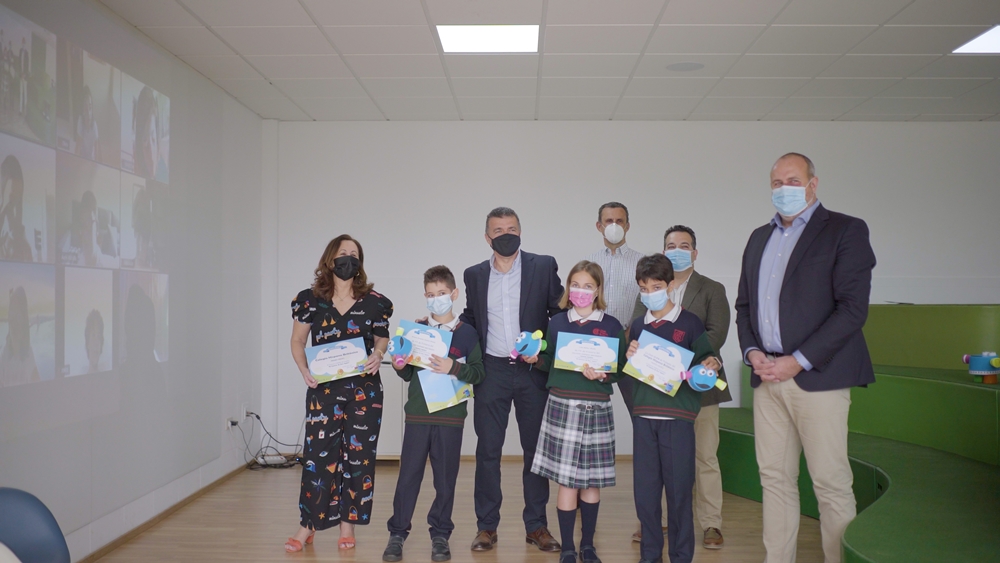 Responsables del Cabildo y Clece, junto a una representación de alumnos de la clase ganadora. 
