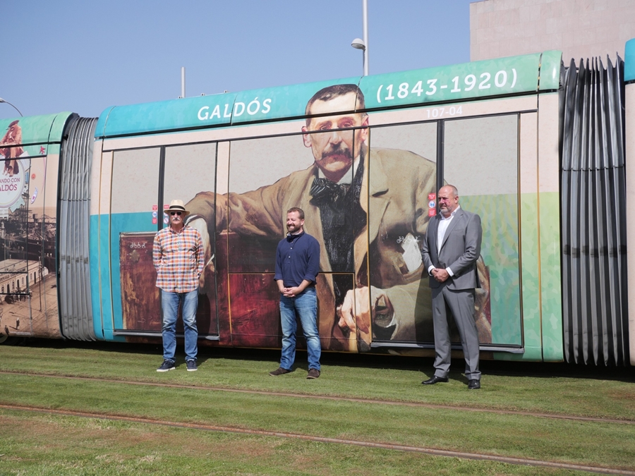 Autoridades junto al tranvía rotulado.