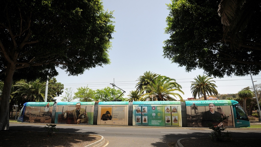 Tranvía rotulado con imágenes de Benito Pérez Galdós en circulación.