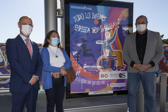 Autoridades del Cabildo de Tenerife, Queremos Movernos, Metrotenerife y Publiservic junto al cartel de la campaña.