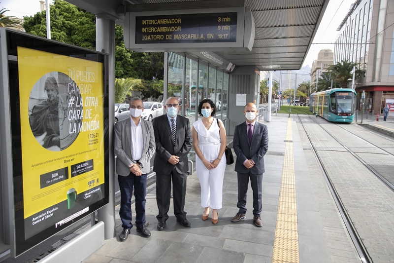 Autoridades del Cabildo, AECC y Publiservic en la parada Fundación, junto a la campaña.