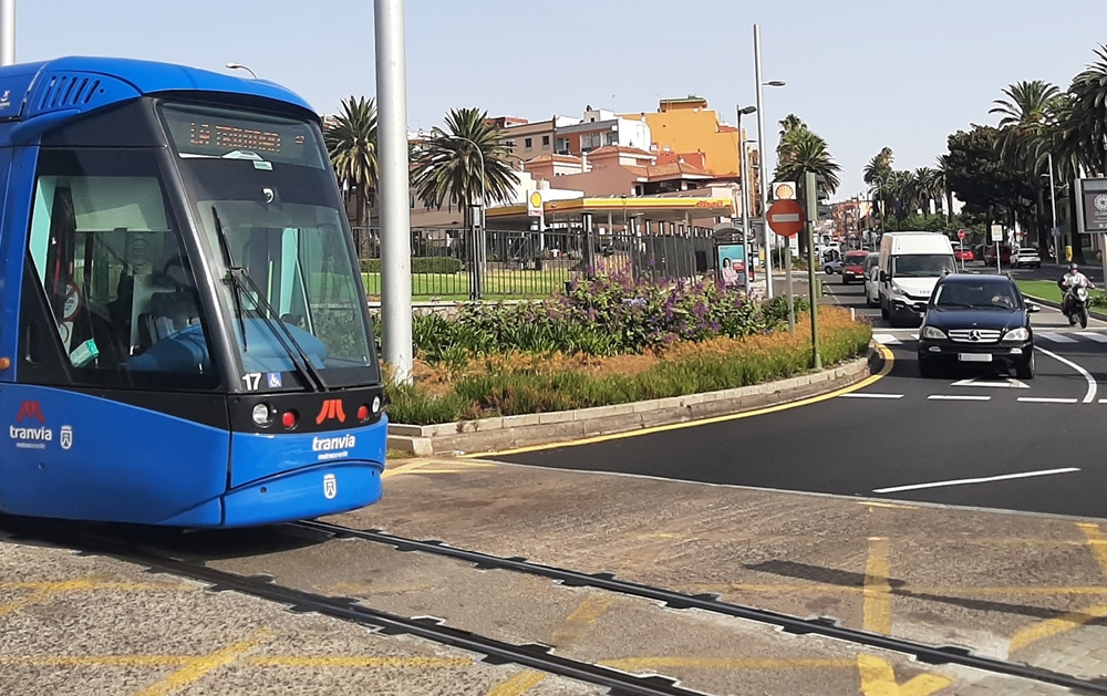 Tranvía circulando en rotonda.