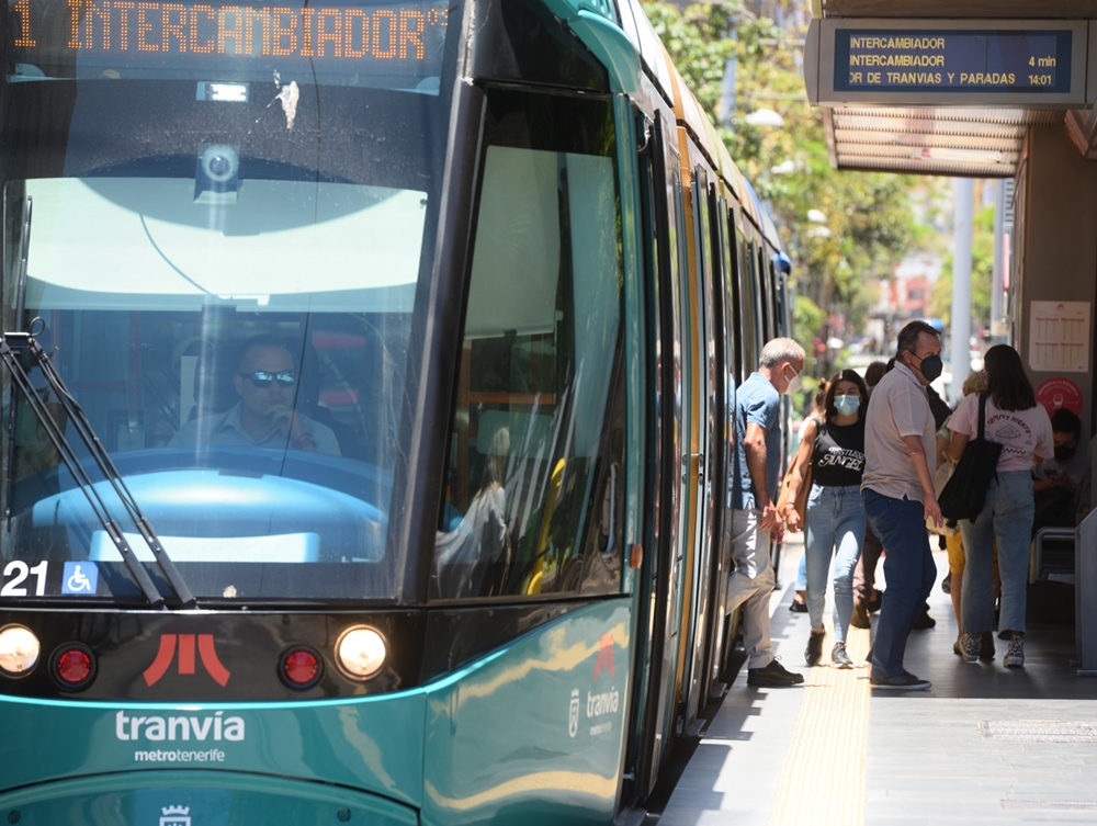 Usuarios descendiendo del tranvía.