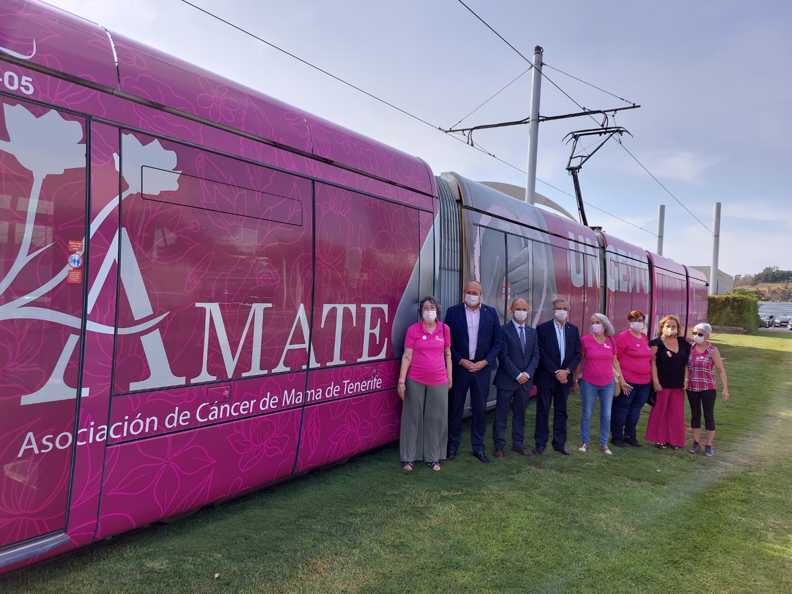 Foto de familia de ÁMATE, con Enrique Arriaga, presidente de Metrotenerife y Tomás Martín, gerente de Publiservic.