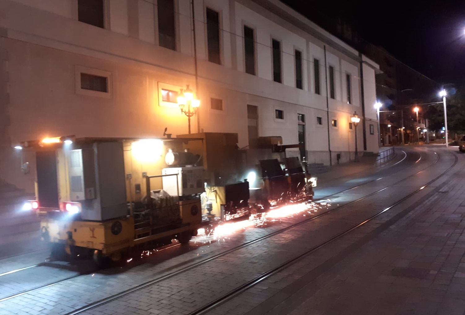 Máquina de amolado en el tramo de Teatro Guimerá.