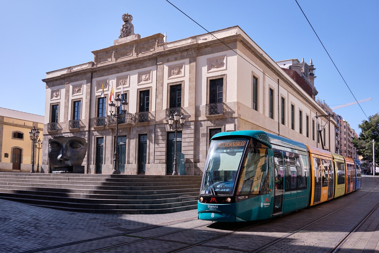 Tranvía circulando en la zona de Teatro Guimerá.