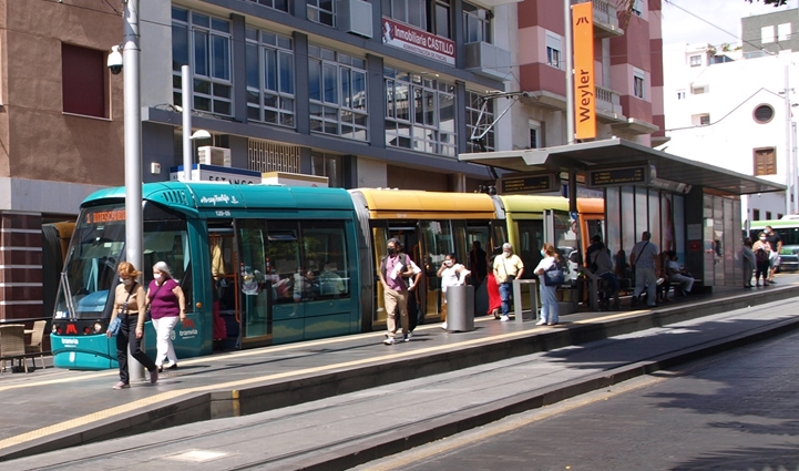 Usuarios descendiendo del tranvía.