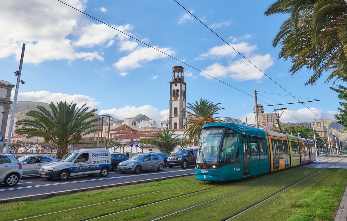 Tranvía circulando por la zona de la Iglesia de la Concepción.