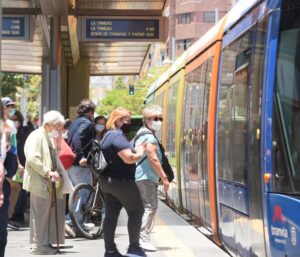 Usuarios accediendo al tranvía.