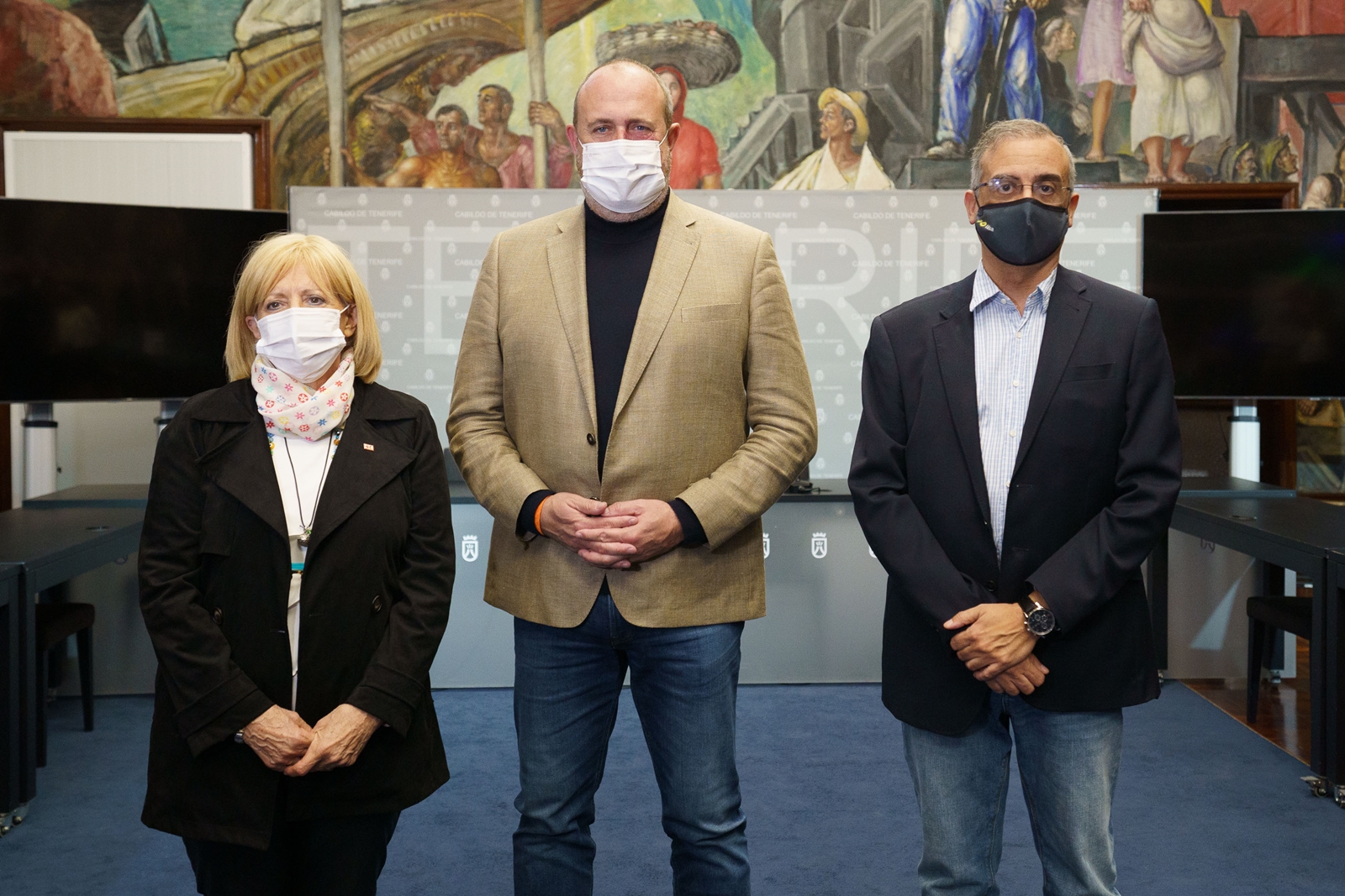Autoridades del Cabildo de Tenerife y Cruz Roja en el Salón Noble de la Corporación Insular.