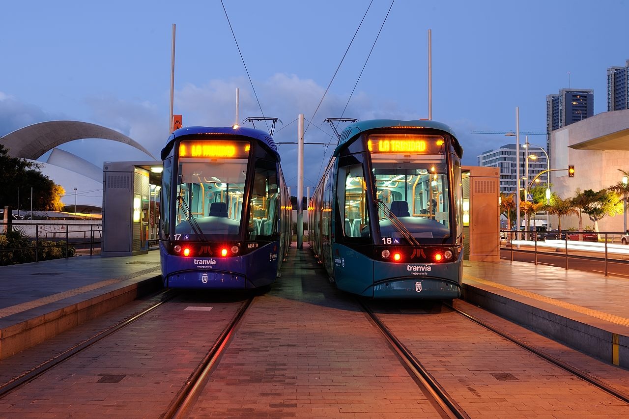 Tranvías del servicio nocturno en parada del Intercambiador.