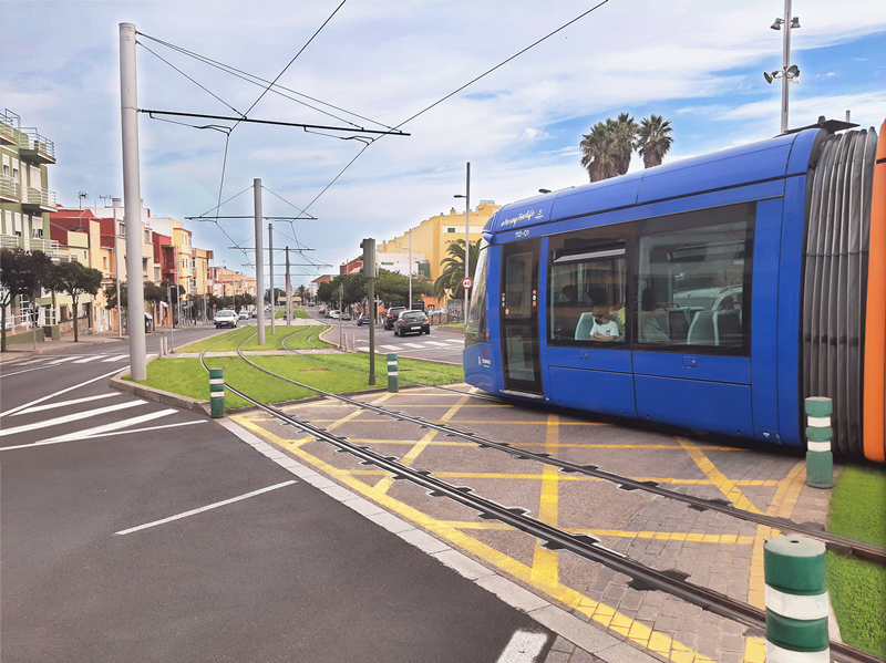 Chaqueta aislante extraíble de carril en un tramo de la plataforma tranviaria.