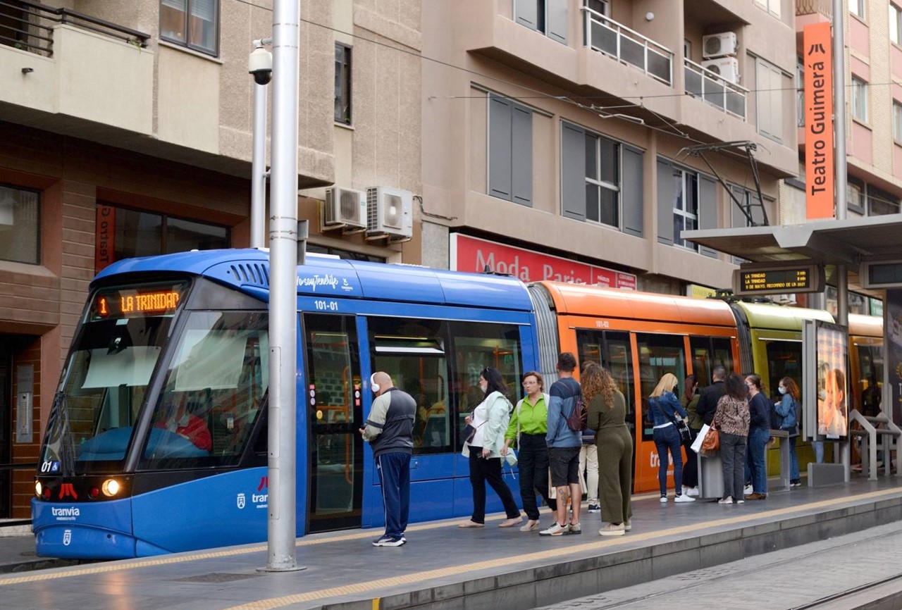 Usuarios en parada Teatro Guimerá.