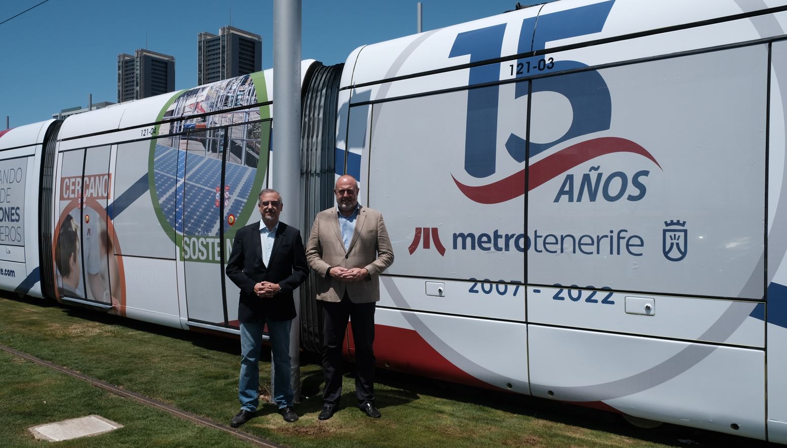 Autoridades de Metrotenerife junto al tranvía rotulado.