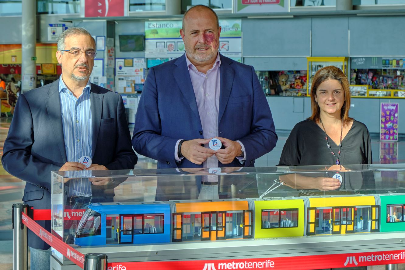 Autoridades de Metrotenerife y Titsa en la exposición.