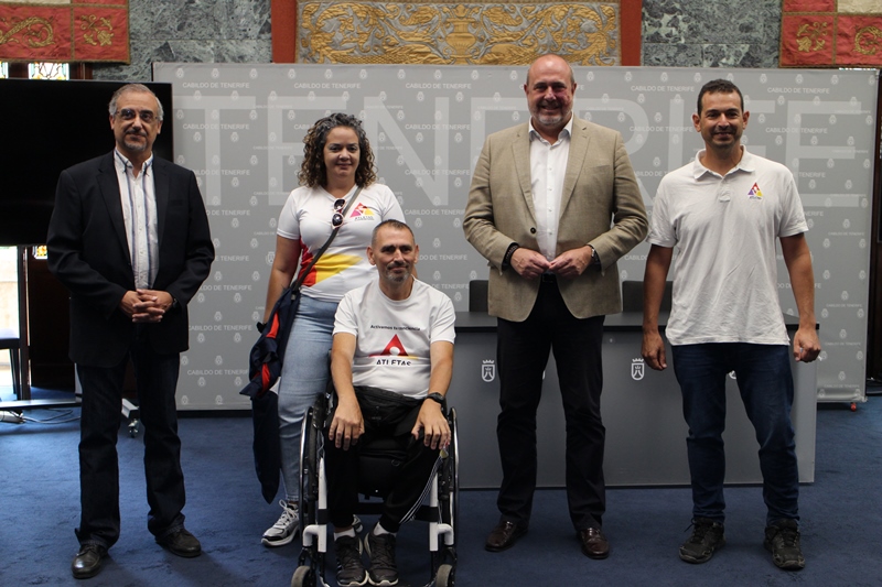 Autoridades de Metrotenerife y Atletas sin Fronteras en el Salón Noble del Cabildo de Tenerife. 