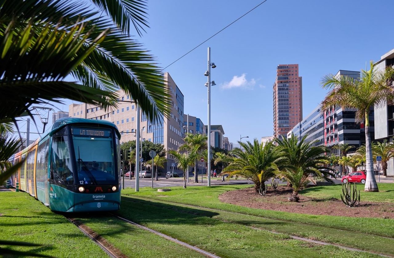 Tranvía circulando en la rotonda Tres de Mayo.