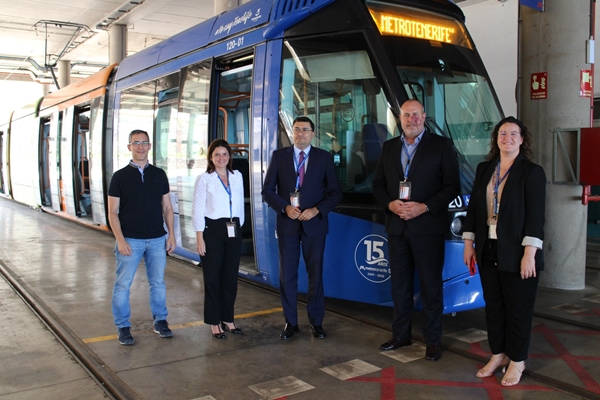 Autoridades de los Cabildos de Tenerife y Gran Canaria, de Metrotenerife y Titsa junto a un tranvía.