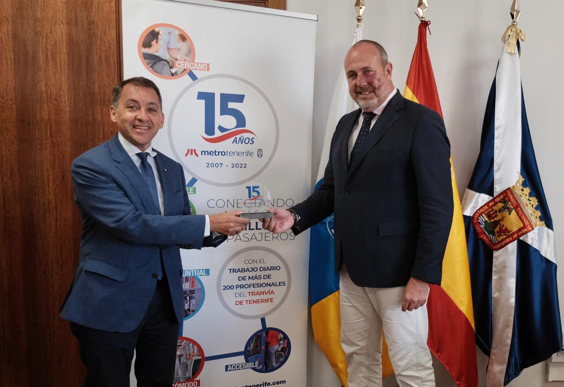 Entrega de placa al alcalde de Santa Cruz.