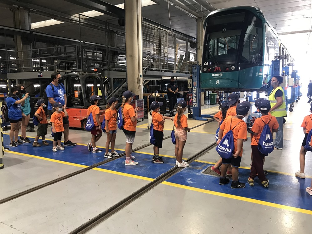Monitores y grupo de niños de las Jornadas de Verano visitando la zona de talleres.