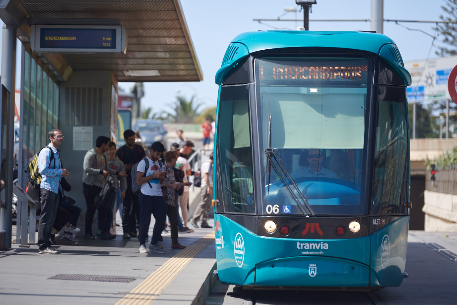 Usuarios accediendo a tranvía.