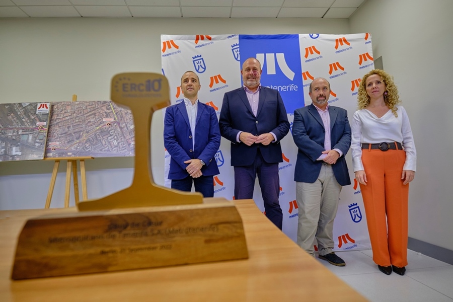 Autoridades del Cabildo de Tenerife y Metrotenerife.