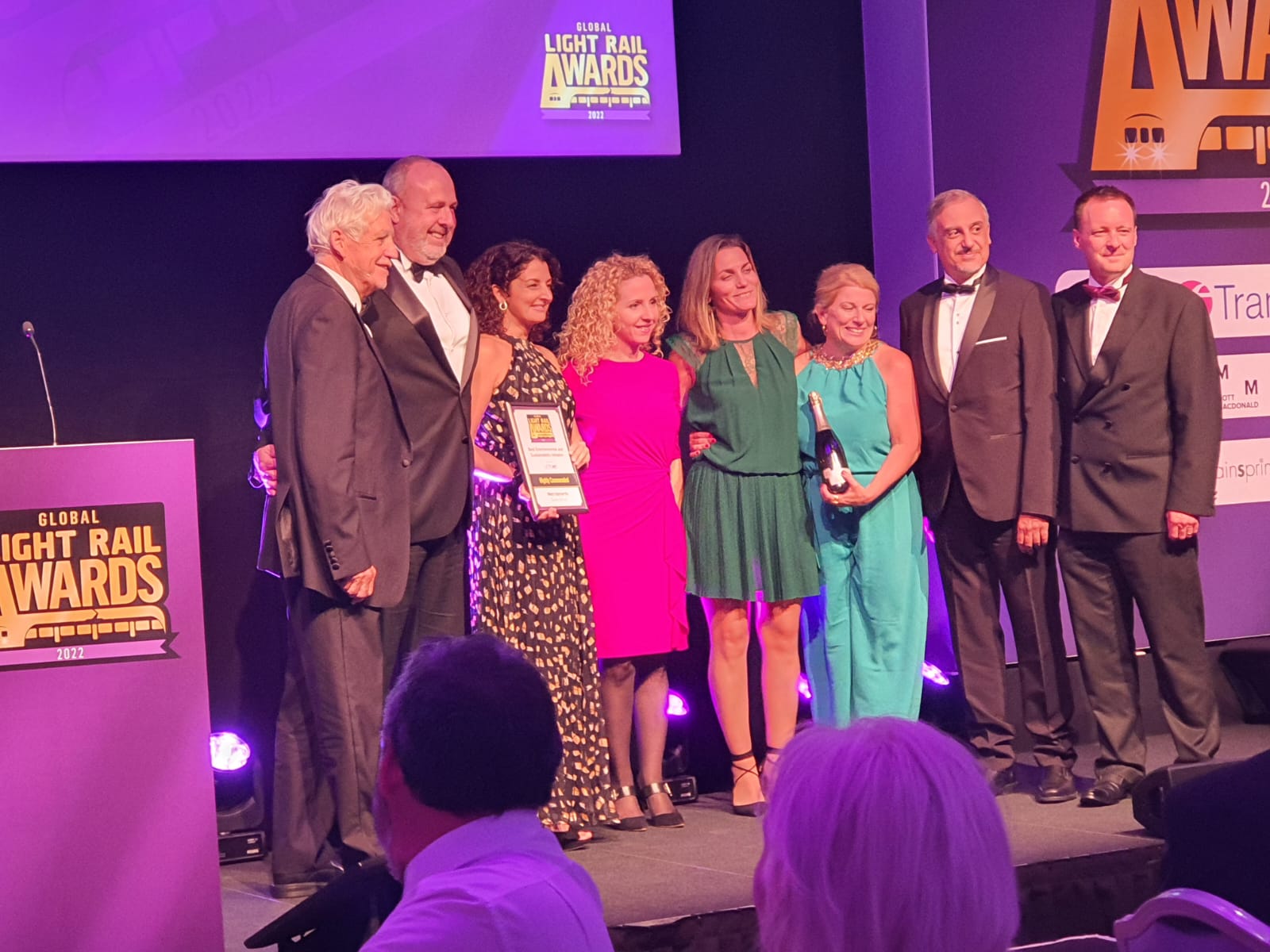 Personal de Metrotenerife recoge el premio.