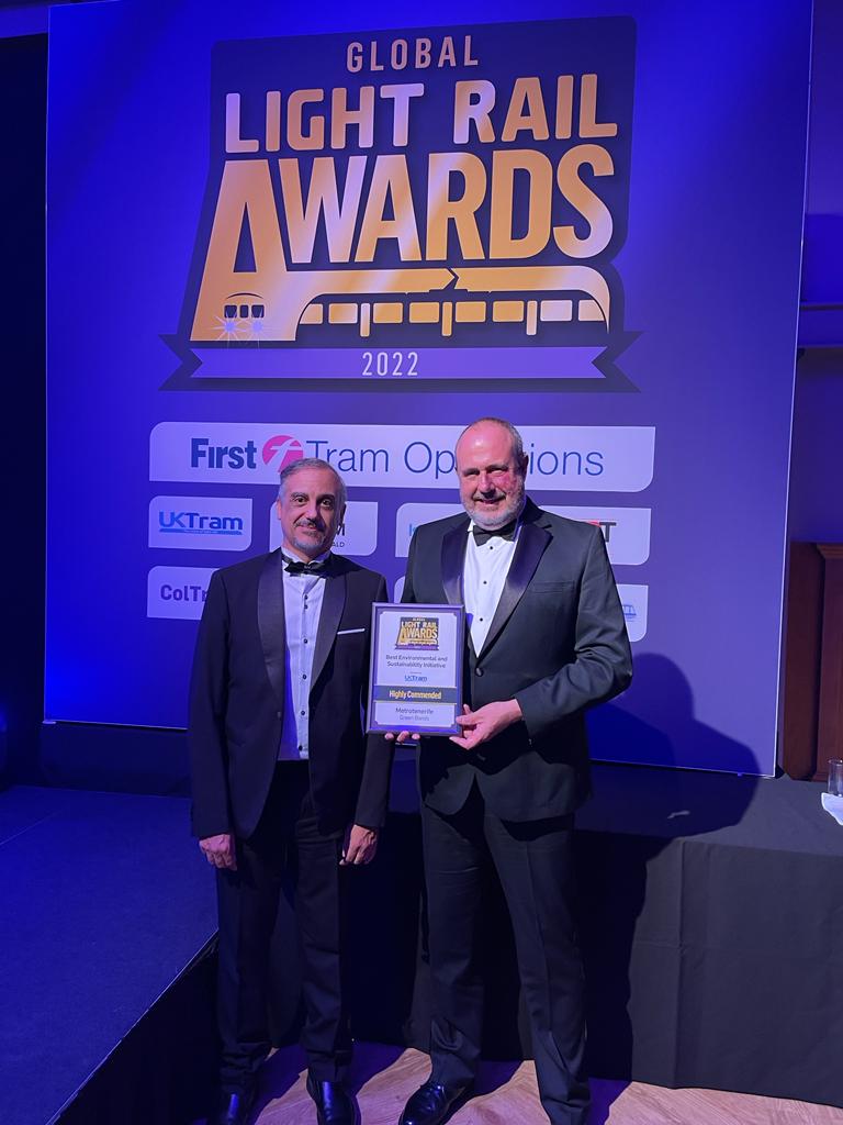 Presidente y vicepresidente de Metrotenerife con el premio.