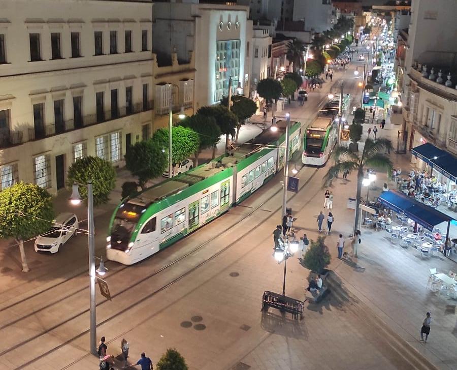 Vista aérea del tranvía circulando por la ciudad de Cádiz.