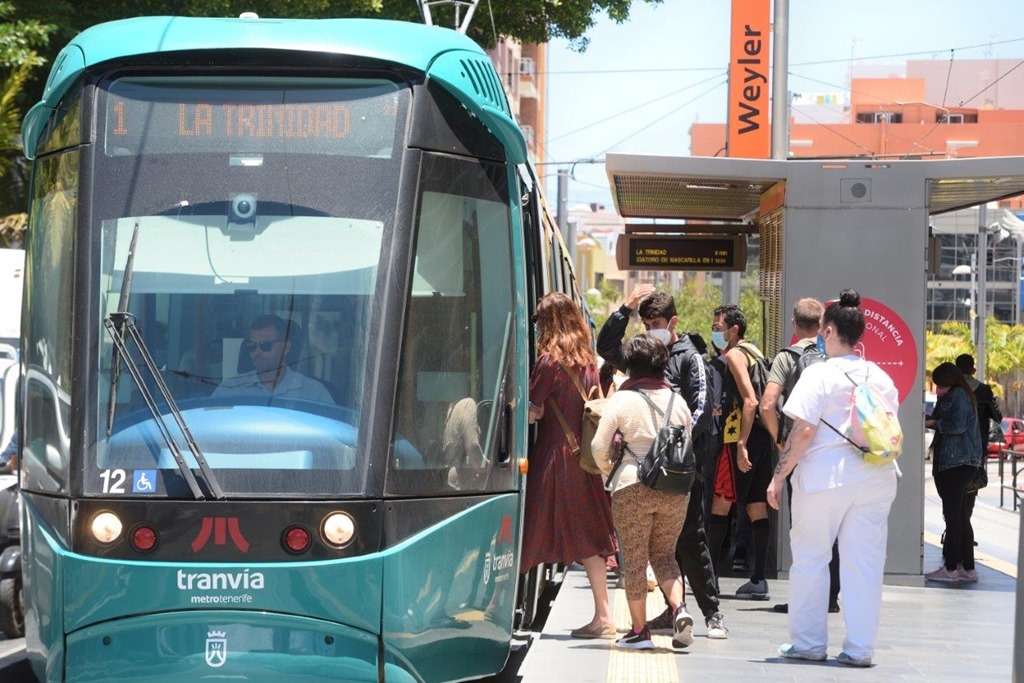 Usuarios accediendo al tranvía en la parada Weyler..