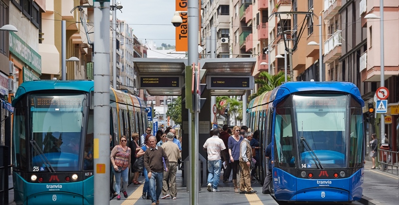 Usuarios accediendo y descendiendo de los tranvías en la parada Teatro Guimerá.