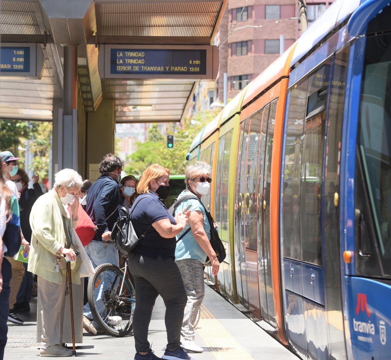 Usuarios en parada Weyler.