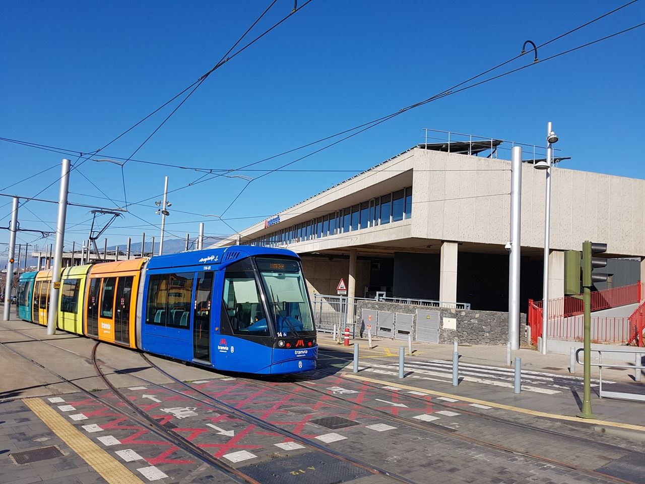 Tranvía circulando junto a la sede de Metrotenerife.