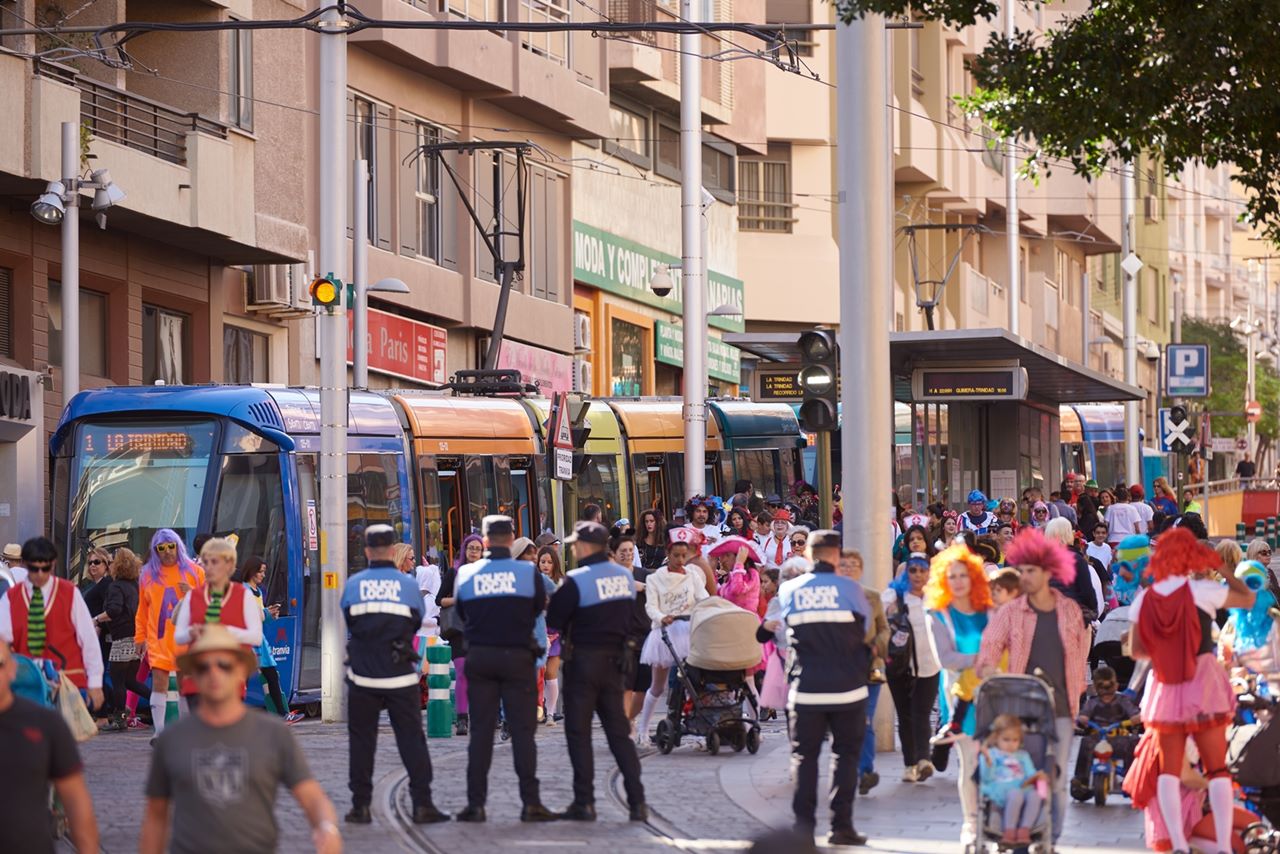 Panorámica de la parada del tranvía, Teatro Guimerá, en Carnavales.