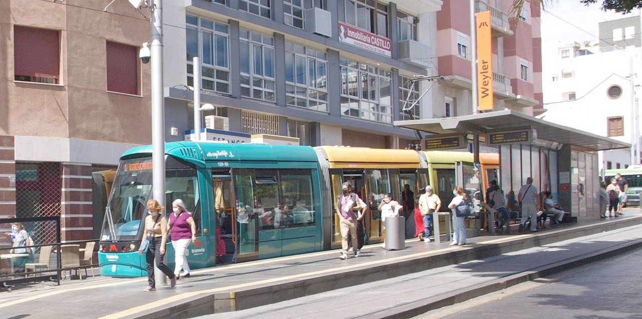 Usuarios en la parada Weyler.