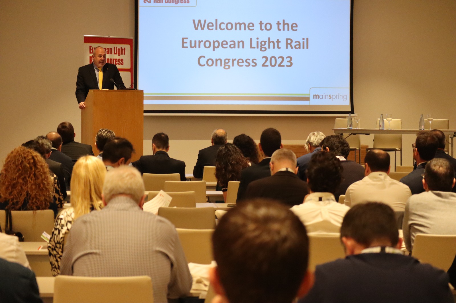 El presidente de Metrotenerife ofrece el discurso inaugural del Congreso.