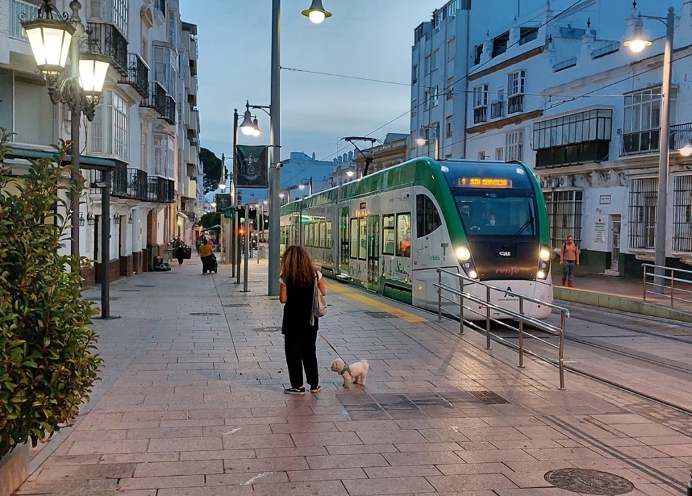 Una de las unidades del Trambahía de Cádiz en circulación.
