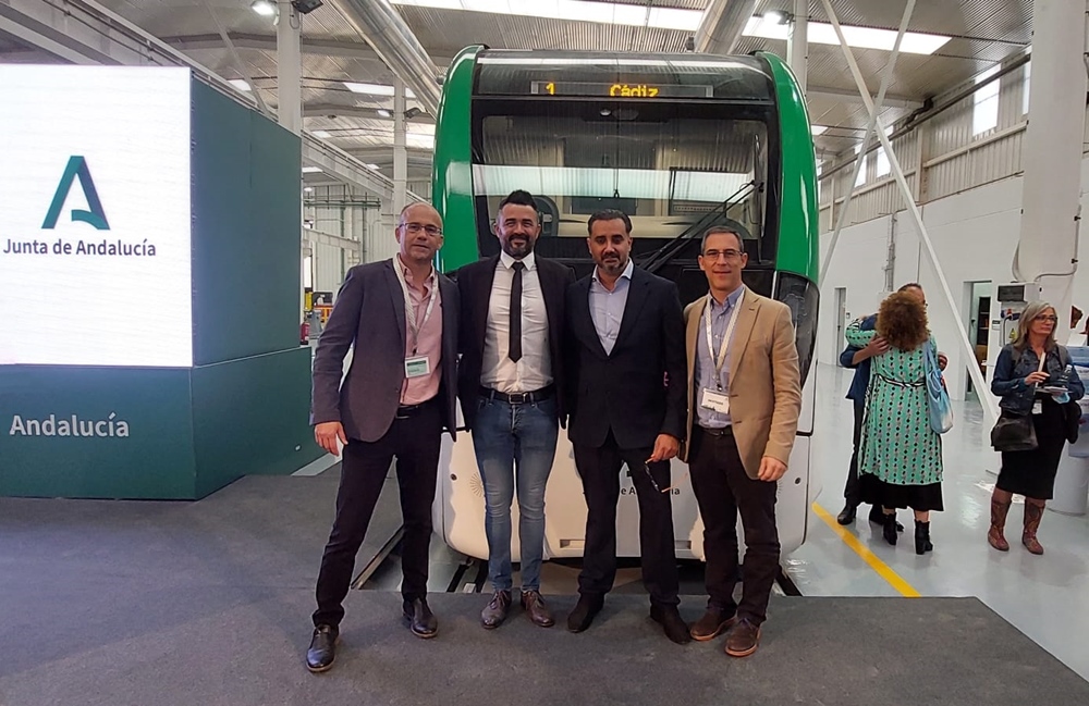 Equipo de Metrotenerife junto a una unidad del Trambahía de Cádiz.