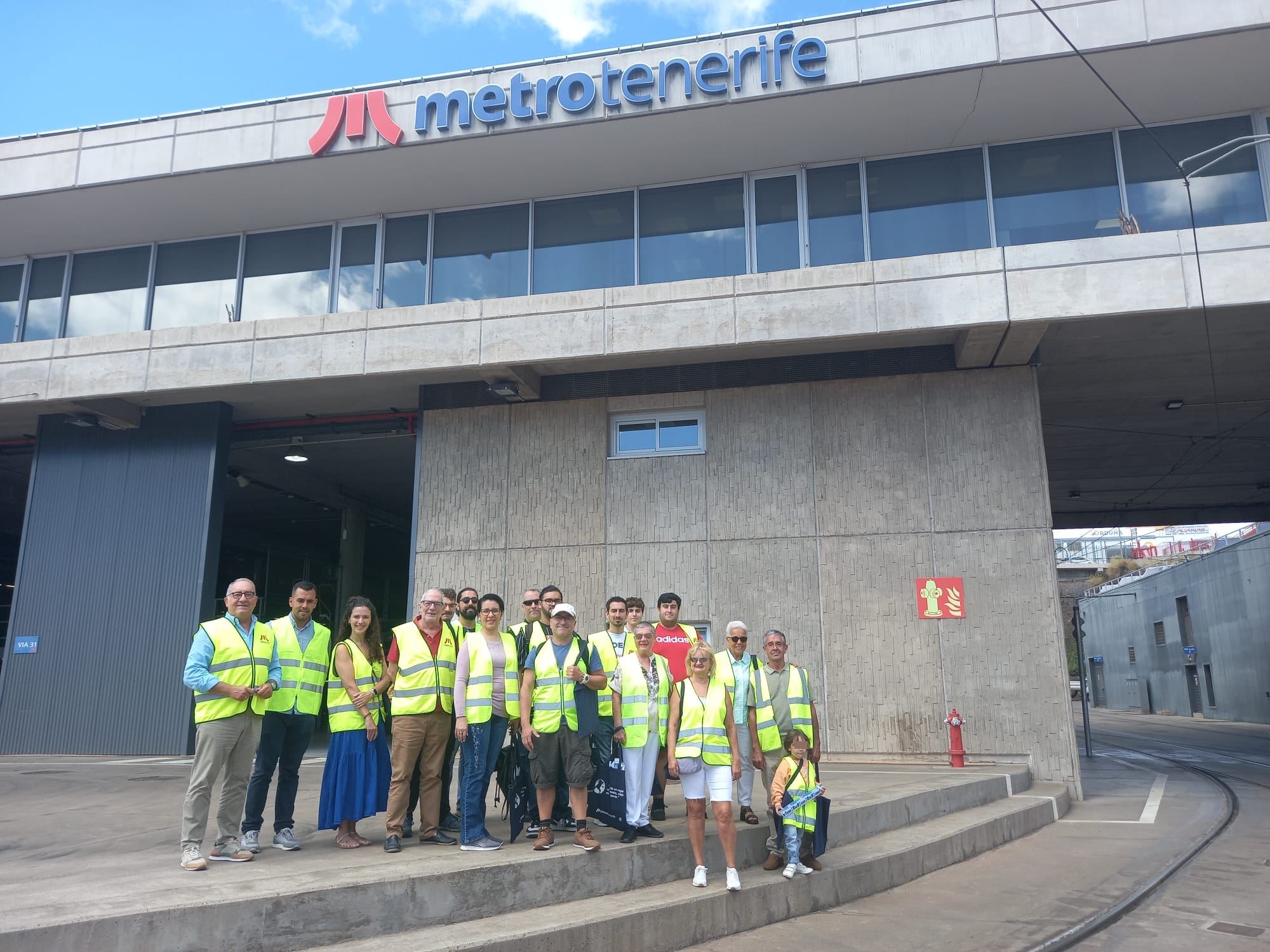 Asistentes a la visita guiada en el exterior de la sede de Metrotenerife.