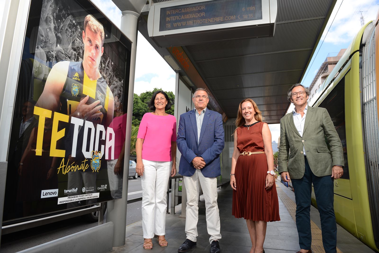 Autoridades del Cabildo, Metrotenerife y del Club Baloncesto Canarias en la parada Fundación.
