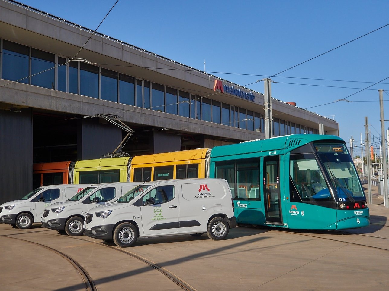 Vehículos eléctricos junto a un tranvía en el exterior de Metrotenerife.