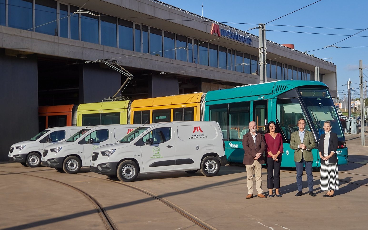 Autoridades del Cabildo de Tenerife, Metrotenerife y Archipiélago Renting junto a las unidades eléctricas.