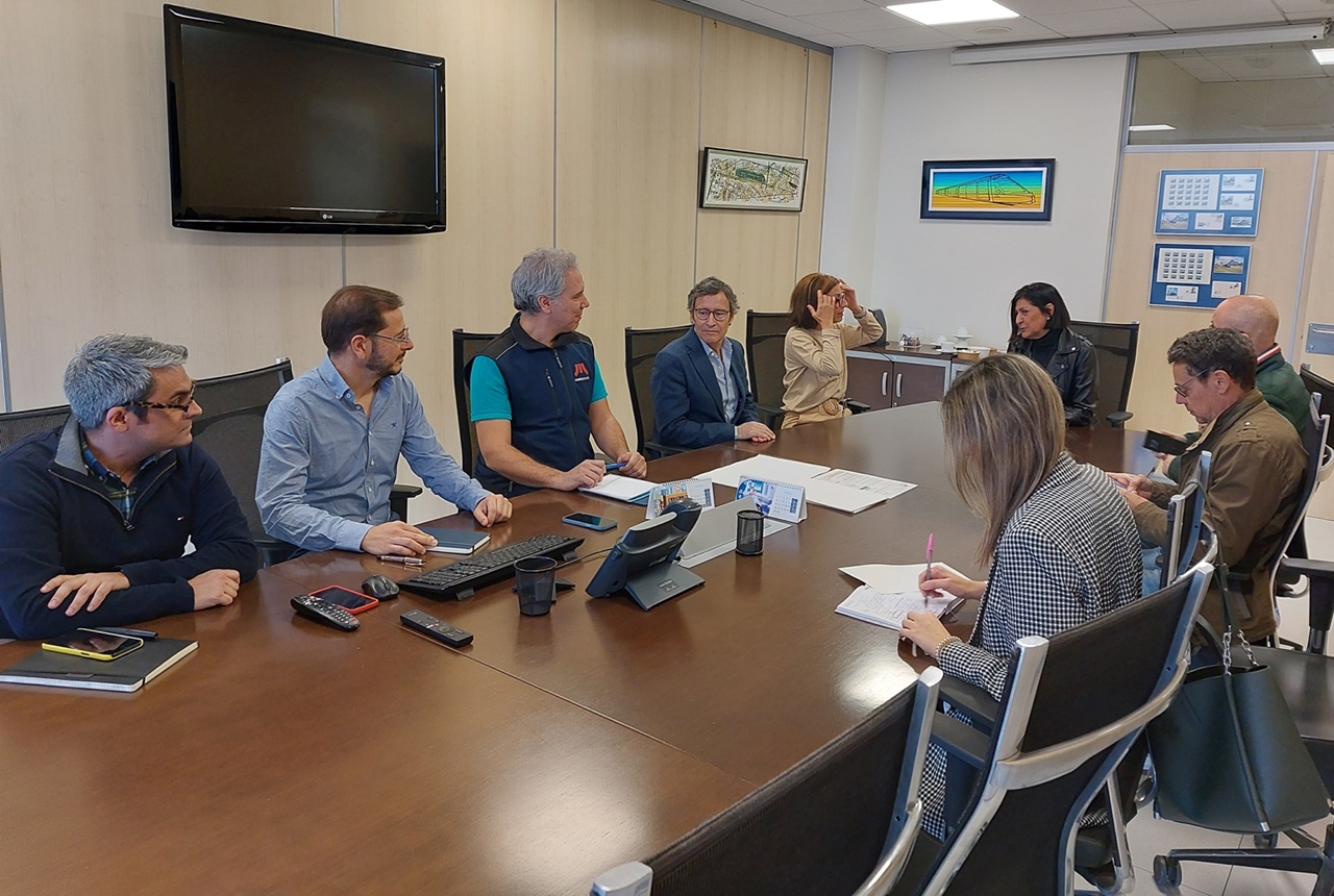 Autoridades de Metrotenerife y de la Universidad de La Laguna reunidas.